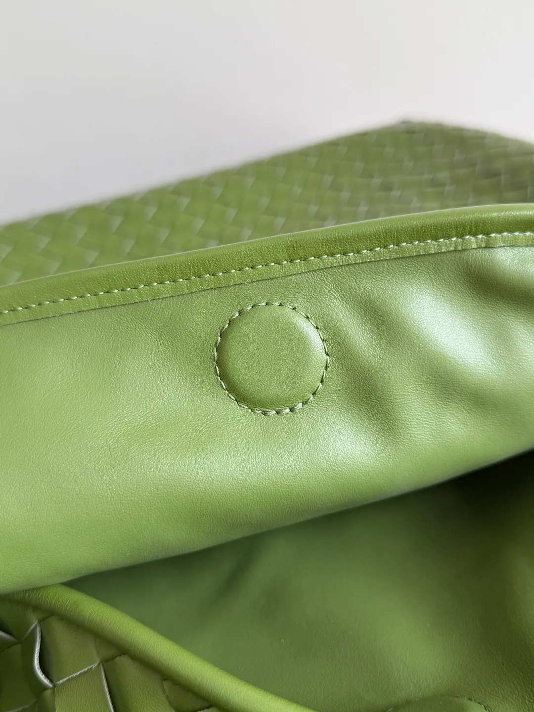 Batch 2160 Recently, I seem to be obsessed with this bag from BV~ The new Hop is really not too beautiful. The whole bag has no seams. The bag body and handles are made of one piece of leather. It embodies the style and essence of Bottega Veneta. It truly represents craftsmanship and creativity. The large size has a very loose and lazy upper body. Big bag lovers will definitely not regret buying it. Style number: 763970 Size: 53*24*13